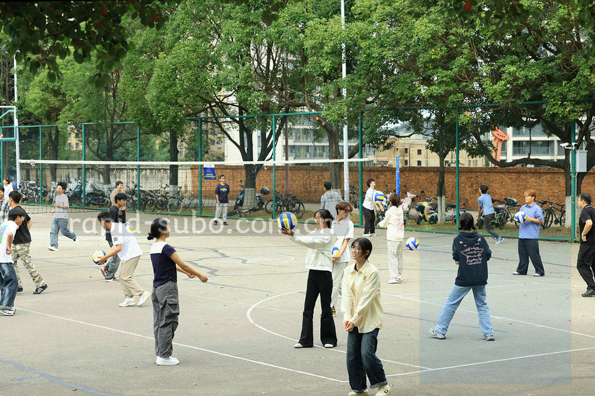 清晨的赛场出发区，选手沿拱门排队，侧光从对角线方向照入